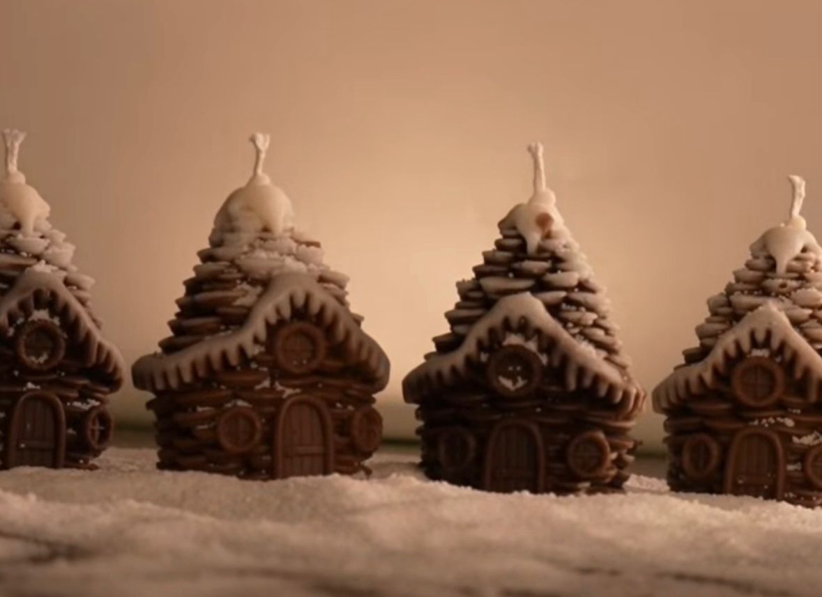 Snowy-Cottage-Candle